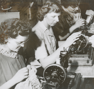 876911 Afbeelding van enkele jonge vrouwen die een naailes volgen tijdens hun opleiding tot sociaal werkster bij de ...